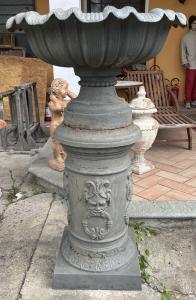 grande coppia di colonne in ghisa, con vaso lobato