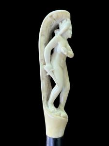 Stock mit Elfenbein-Knauf, der eine nackte weibliche Figur darstellt, um das befestigte Italien zu symbolisieren.