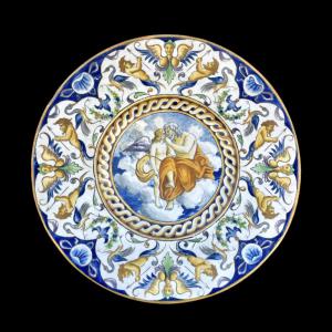 Piatto in maiolica con tesa decorata a raffaellesche e medaglione centrale con scena mitologica.Manifattura Di Giuseppe Battaglia.Napoli.