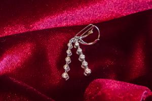 Orecchini pendenti in oro bianco e diamanti