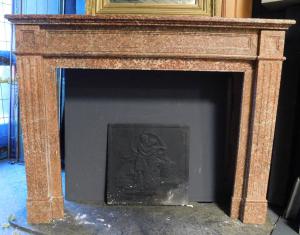 CHM828 - Kamin aus rotem Marmor, 19. Jahrhundert, Maße L 136 x H 106 x T 29 cm