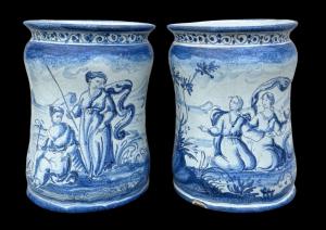 Coppia di vasi albarelli in maiolica decorati con personaggi in ambiente agreste. Firma lanterna. Savona.