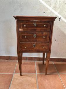 Mesa de cabeceira Luís XVI em Nogueira com Incrustações - Restaurada (em andamento)_car 1912