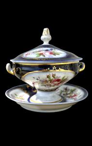 Tazza da puerpera con piatto in porcellana decorata a campi floreali su fondo blu cobalto.