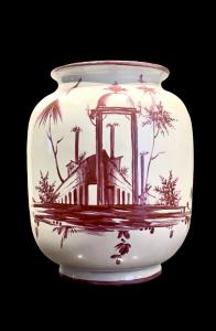 Vaso in maiolica con decoro ad architetture e motivi vegetali  in rosso porpora.Casali e Callegari.Pesaro.
