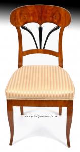 Vienna 1815-20.Rara ed elegante sedia della prima fase del periodo biedermeier integra, lastronata in piuma di ciliegio