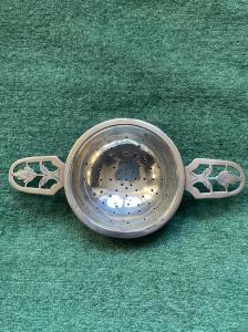 Colìno da the in argento con motivo floreale traforato art-nouveau .Punzone Sterling e data 1925.