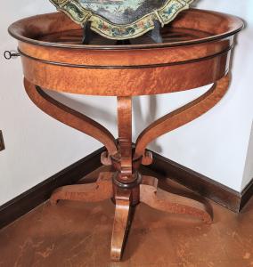 9. Mesa Biedermaier oval com tampo de bandeja, início do século XIX