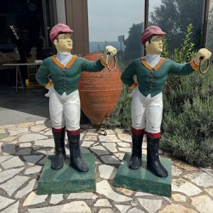 Antikes Skulpturenpaar, Made in USA, aus Gusseisen für den Garten – Jockeys mit Ring für Pferde. Maße: Höhe 125 cm, Breite 70 cm.