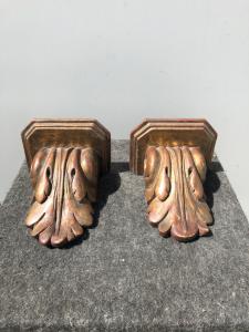 Coppia di mensoline in legno laccato e dorato con decoro a foglia stilizzata.