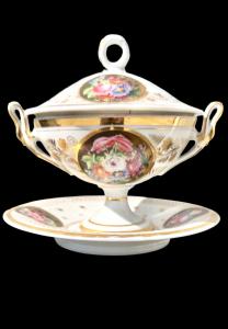 Tazza da puerpera con piatto in porcellana a decoro floreale.Vecchia Parigi.