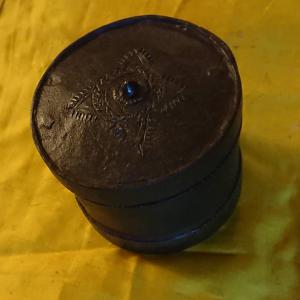 Bella scatola in ferro forgiato ed inciso  coperchio chiusura con segreto