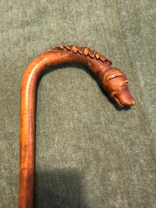 Bastone in pezzo unico con testa di cane.