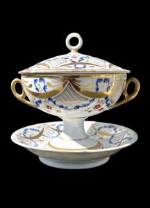Tazza da puerpera con piatto in porcellana con decoro a motivi floreali e rocaille.Vecchia Parigi.