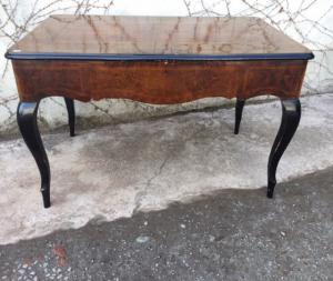 Bedeutender Schreibtisch Ludwig XV mit drei Schubladen, aus Nussbaum, mit Buchsbaumfaden verziert_car 647