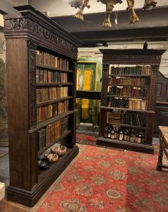 LIB155 - N. 5 Nussbaumholz-Bücherregale, unterschiedliche Maße