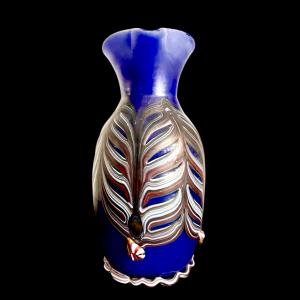 Vaso versatoio con manico in vetro pesante con motivo pettinato ‘fenicia’.Manifattura Salviati,Murano.