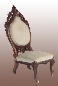 Poltrona Inglesa do século XIX em estilo gótico, feita de madeira de mogno.