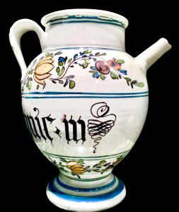 Vaso versatoio in maiolica con decoro floreale. Lodi o Bassano.