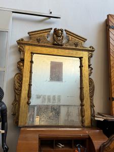 Specchiera in legno e foglia oro con intarsi rappresentanti Putti misure 1,90 m di altezza per 150 larghezza 