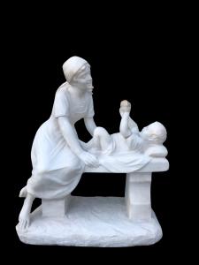 Scultura in marmo bianco di Carrara raffigurante mamma  con le ciliegie in bocca e il bambino. Firma: Eugenio Battiglia. Firenze (1858-1941). 45x36x19cm.