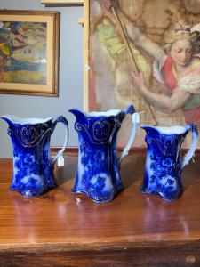 Três jarras inglesas padrão PANSY, BROWN & STEVENTON, Inglaterra - CIRCA, final do século XIX, porcelana!