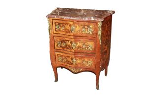 Comoncino francese del 1800 a tre cassetti con ricchi motivi di intarsio e marmo