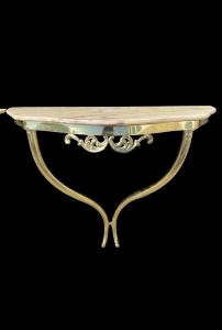 Coppia di consolles d’applique in ottone con piano in alabastro.