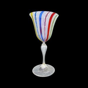 Kelchglas aus Glas mit mehrfarbigen Zanfirico- und Aventurinrohren mit Goldfolie. Herstellung A.Ve.M Murano.