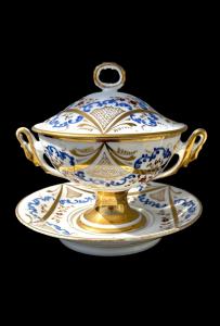 Tazza da puerpera con piatto in porcellana con decoro a motivi rocaille,geometrici e floreali.