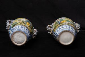 Par de antigos vasos napolitanos em faiança esmaltada do final do século XIX, representando cenas pastorais. - Foto 6