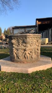 Alter Brunnen aus Marmor, verziert mit Putten und Girlanden