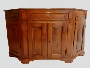 Credenza veneta scantonata in noce, XVIII secolo