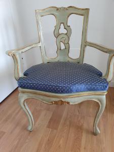 POLTRONA IN LEGNO SCOLPITO E LACCATO, VENEZIA 1760-1770