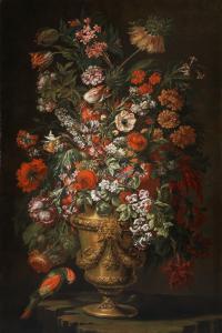 Vaso di fiori in metallo dorato con pappagallo