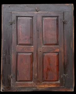 Armário de parede com duas portas em nogueira.