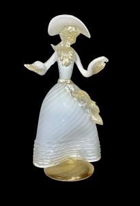 Figura di dama in vetro su base circolare con lattimo e foglia oro.A.Ve.M. Murano.