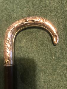 Bastone con impugnatura in argento con decoro Art nouveau.Canna in palissandro.