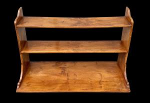 Etagere - Wandregal zum Aufhängen aus massivem hellem Nussbaum.