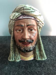 Scatola porta-tabacco in terraglia raffigurante testa di personaggio con turbante.Inghilterra