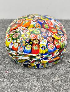 Press papier fermacarte in vetro pesante sommerso con murrine.Murano