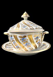 Tazza da puerpera con piatto in porcellana con decoro floreale e geometrico. Francia