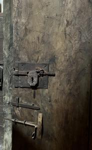 Puerta rústica de madera de nogal, siglo XVIII. - Foto 5