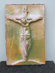 Majolika-Formplatte mit Darstellung von Christus am Kreuz. Faenza