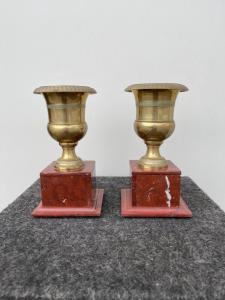 Coppia di vasi in bronzo con base in marmo rosso.Periodo Impero.