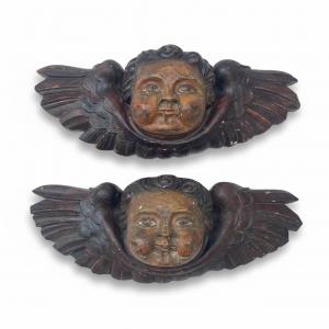 Coppia di Fregi Sovraporta con Teste Di Putti Alati In Legno