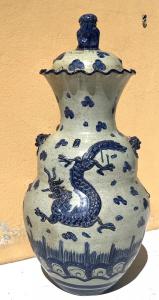 grande vaso cinese bianco e blu, com tampa
