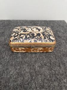 Porcelain box decorated with satyrs, cornucopias and floral motifs. Meander manufacture. Holland.
