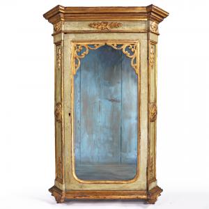Vitrina de madera lacada en verde y dorado. Italia, siglo XIX.