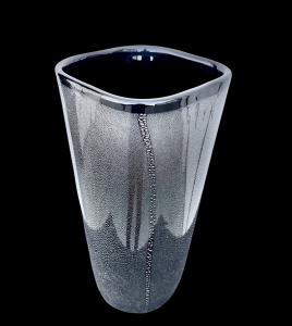 Schwarze Sommerso-Glasvase mit Silberfolieneinschluss. Murano.